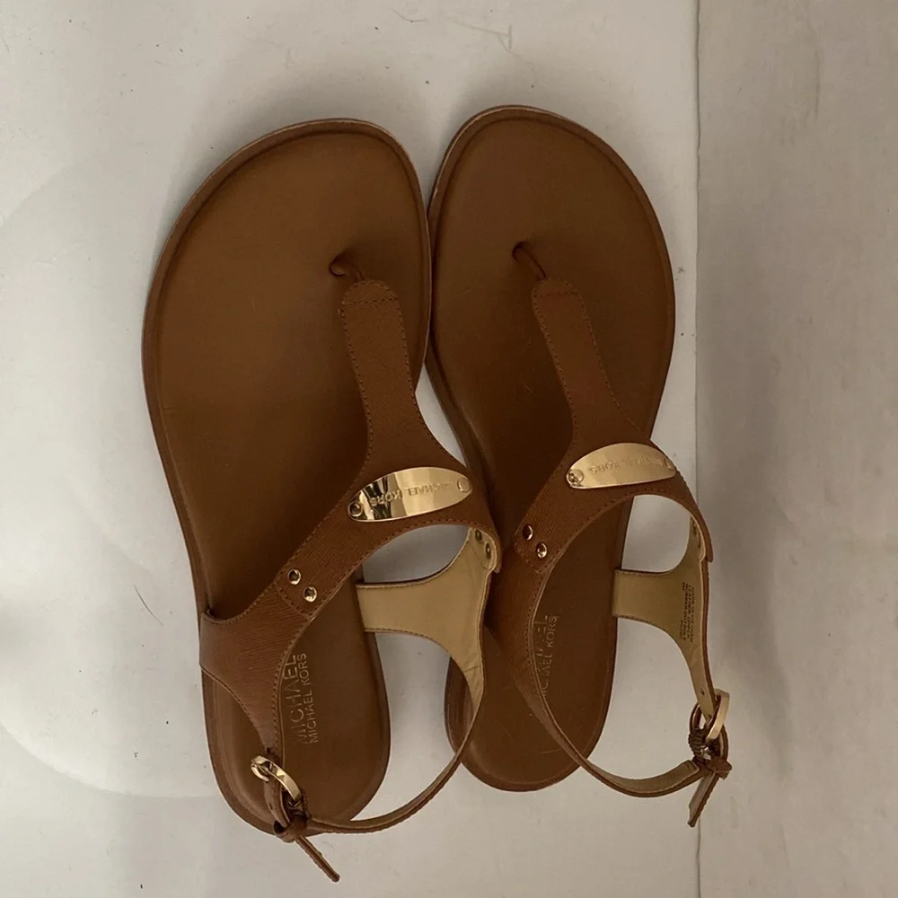 COPY - Michael Kors Women's Mk Plate Thong Flat Sandal - Picture 3 of 5
